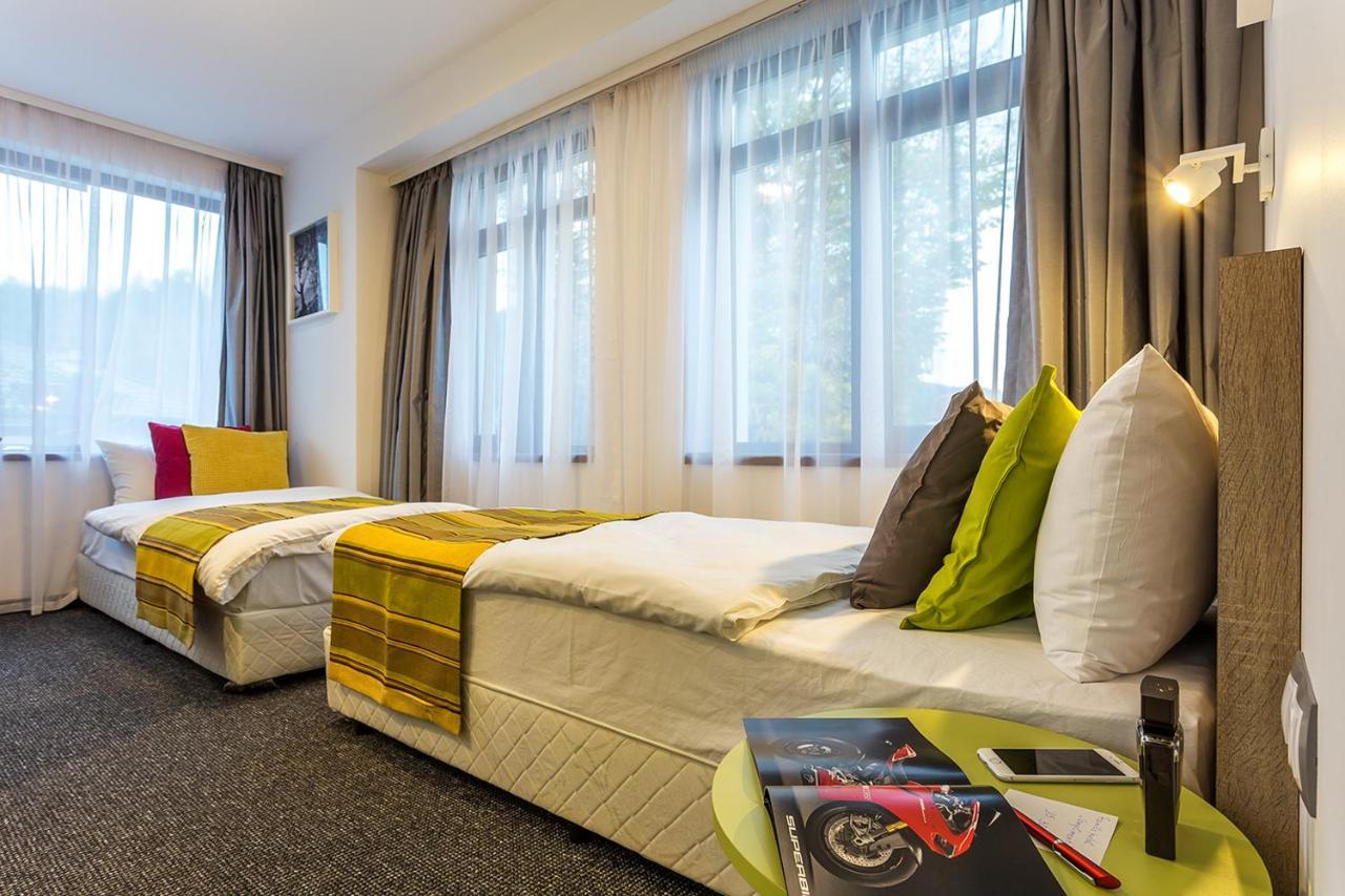טריאבנה Hotel Compliment מראה חיצוני תמונה